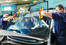 Технология замены автостекла: важные нюансы