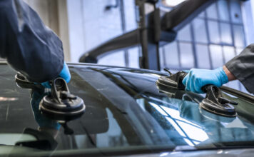 Технология замены автостекла: важные нюансы