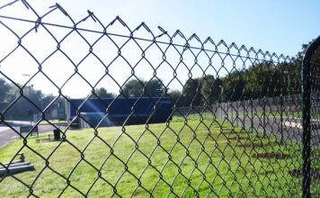 Основные особенности забора из сетки рабицы