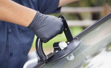 Технология замены автостекла: важные нюансы