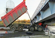 Грузовик снес надземный пешеход: ДТП в Пермском крае