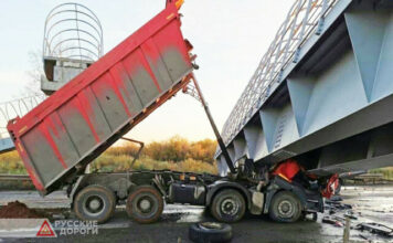 Грузовик снес надземный пешеход: ДТП в Пермском крае