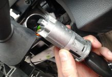 Как разблокировать замок зажигания автомобиля?