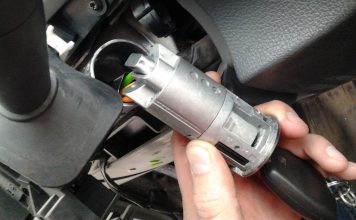 Как разблокировать замок зажигания автомобиля?