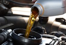 Почему масло в двигателе автомобиля меняет свойства?