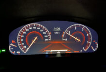 Что представляет собой дисплей приборной панели и какие функции он выполняет