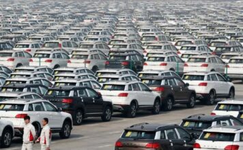 Поставки китайских автомобилей в Россию сократились на 56%