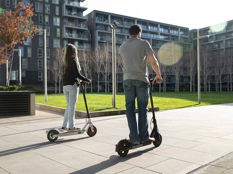 В России предложили запретить электросамокаты на тротуарах