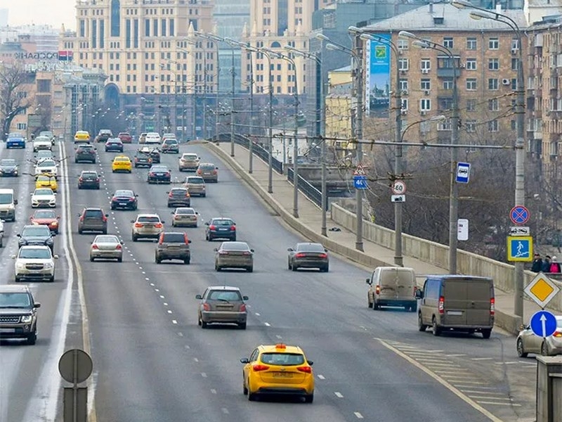 Городские власти очистят дорожные знаки от незаконной рекламы