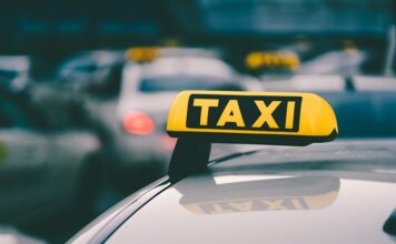 В России запретили иномарки в такси: с 2026 года перевозки можно будет осуществлять только на локализованных авто