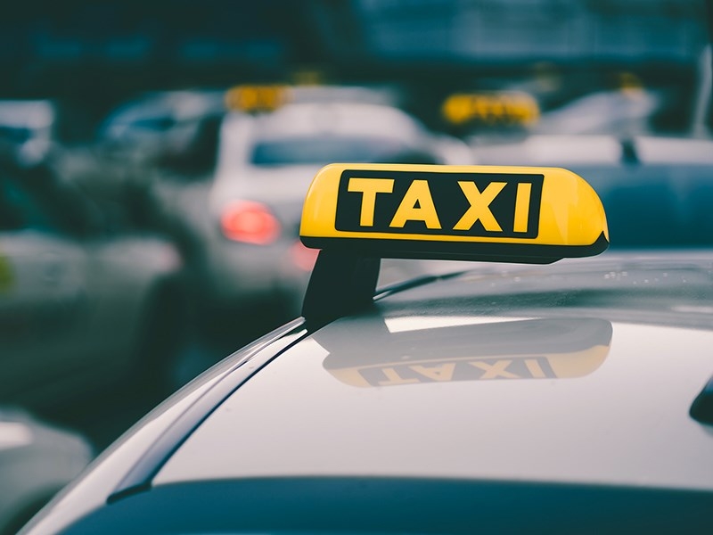 В России запретили иномарки в такси: с 2026 года перевозки можно будет осуществлять только на локализованных авто