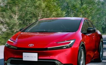 Глава Toyota заявил, что электромобили загрязняют атмосферу сильнее гибридов