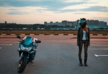 Мотоциклистам могут разрешить ездить по выделенным полосам и бесплатно парковаться