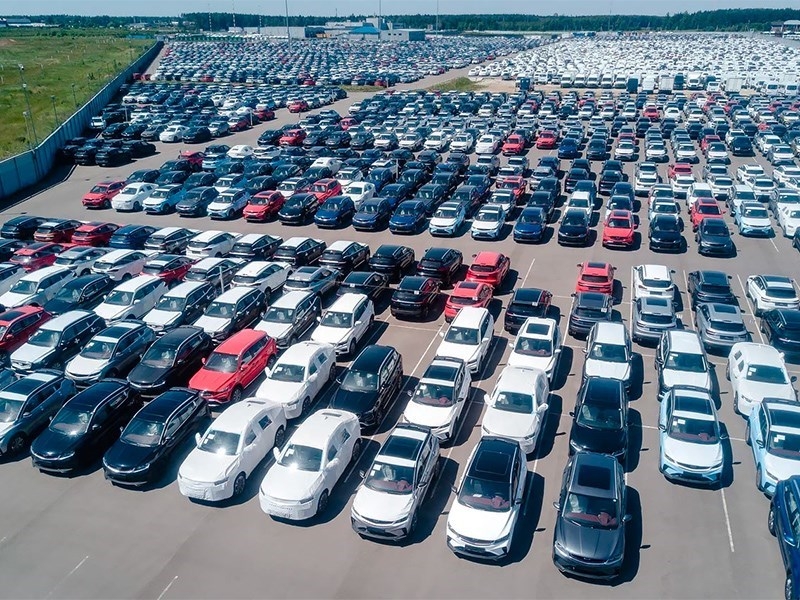 В России сохраняется переизбыток непроданных машин до конца 2025 года