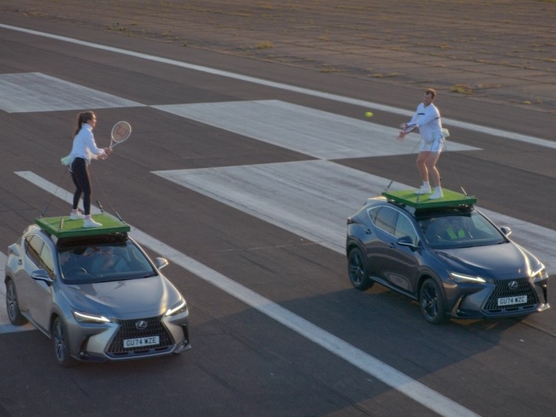 Британские теннисисты установили два мировых рекорда на крыше движущихся автомобилей