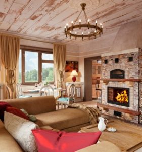 Интерьер гостинной в загородном доме