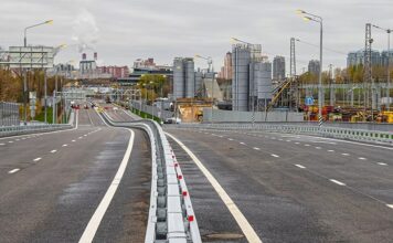 Названы магистрали Москвы, где водителей чаще всего штрафуют за остановку в неположенном месте