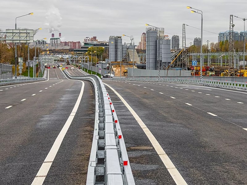 Названы магистрали Москвы, где водителей чаще всего штрафуют за остановку в неположенном месте