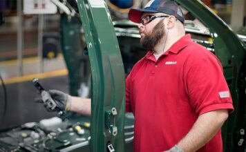 Nissan откладывает запуск двух новых электромобилей из-за падения популярности электрокаров