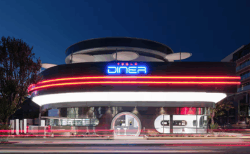 Tesla открыла свой первый ретро-футуристический ресторан и автокинотеатр в Лос-Анджелесе