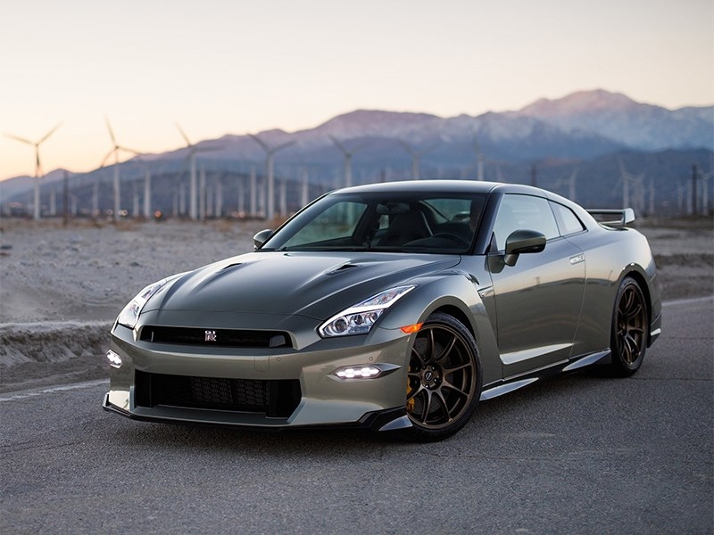 «Крестный отец» GT-R настаивает на бензиновом моторе, но Nissan тянет к электричеству