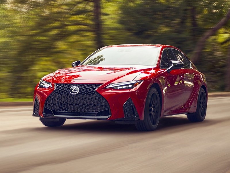 Lexus прощается с моделями IS, RC и UX 300e