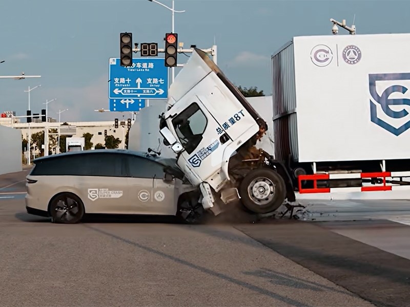 Li Auto i8 оказался в центре скандала из-за краш-теста с 8-тонным грузовиком