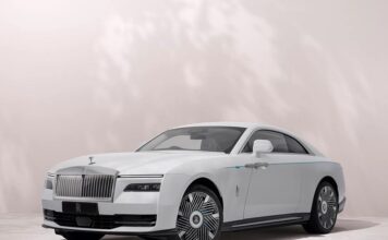 Rolls-Royce представил новую версию Spectre, вдохновленную сакурой