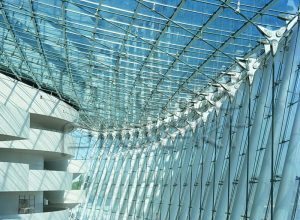 Спайдерное остекление фасадов: достоинства и нюансы