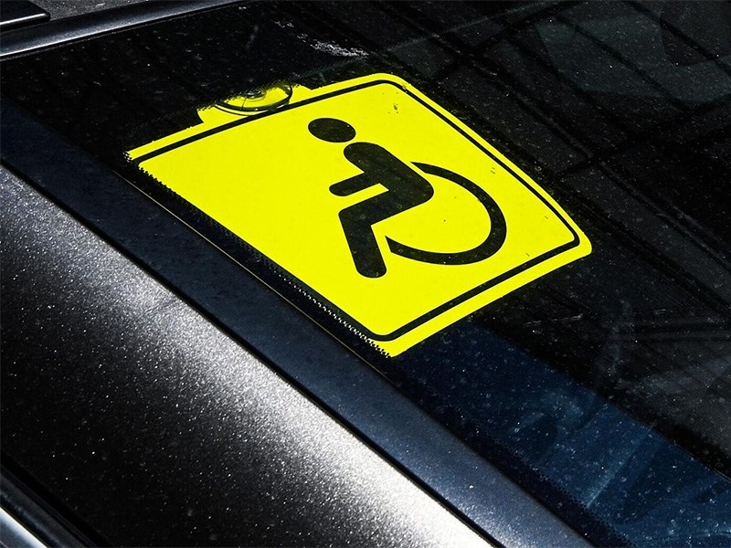 В Госдуме предлагают ужесточить наказание за незаконную установку знака &laquo;Инвалид&raquo; на автомобили