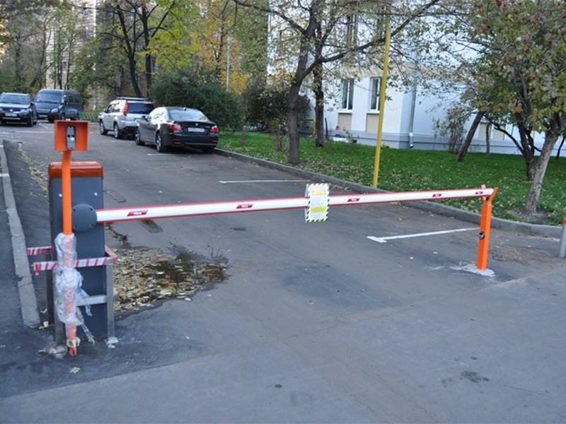 В Москве начнут бесплатно устанавливать дворовые шлагбаумы