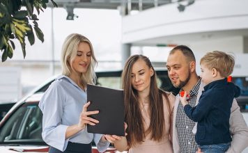 Многодетные семьи могут освободить от утильсбора при покупке семиместных автомобилей