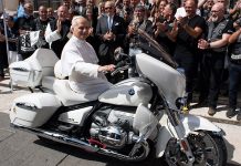 Мотоцикл BMW с автографом Папы Льва XIV продадут на аукционе