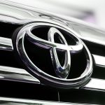 Toyota сохраняет контакт с российскими дилерами, но не спешит возвращаться официально