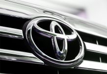 Toyota сохраняет контакт с российскими дилерами, но не спешит возвращаться официально