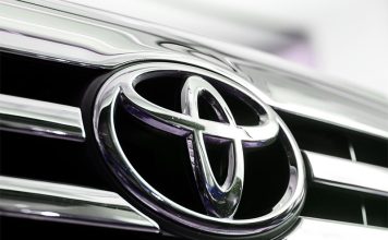 Toyota сохраняет контакт с российскими дилерами, но не спешит возвращаться официально