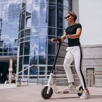 Минтранс отказался от введения водительских прав для электросамокатов, но ужесточит возрастные правила