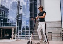 Минтранс отказался от введения водительских прав для электросамокатов, но ужесточит возрастные правила