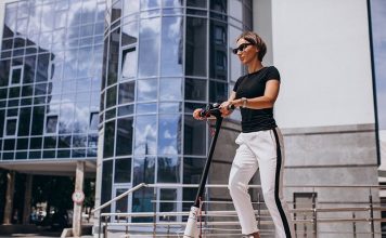 Минтранс отказался от введения водительских прав для электросамокатов, но ужесточит возрастные правила