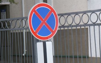 Московские власти отклонили идею разрешить такси и инвалидам остановку под запретом