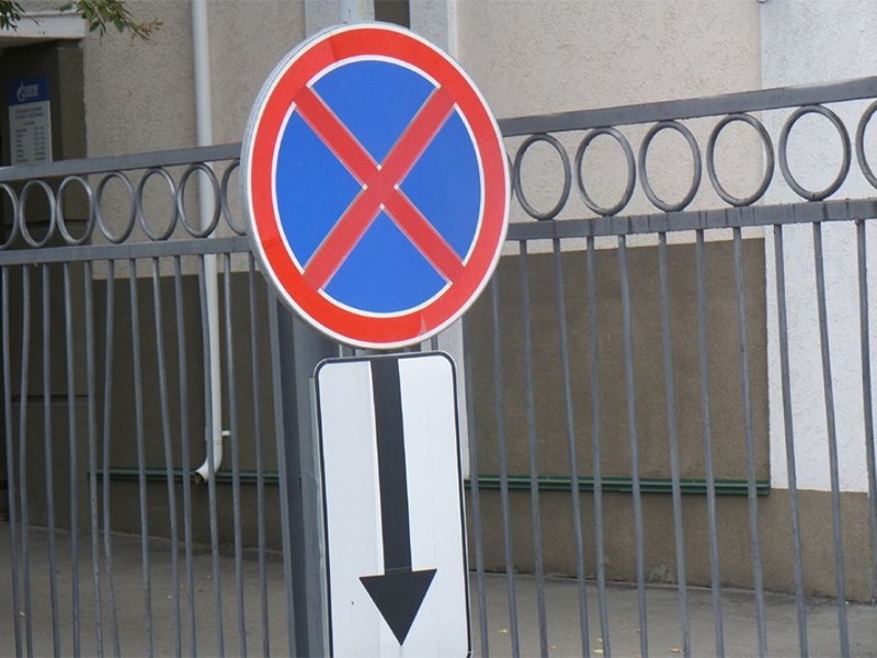 Московские власти отклонили идею разрешить такси и инвалидам остановку под запретом