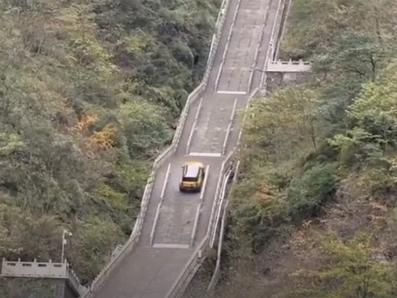 Попытка Chery повторить рекламу Range Rover обернулась зрелищным провалом