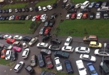 В Москве назвали районы с самыми дорогими и дешевыми парковками со шлагбаумом