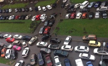 В Москве назвали районы с самыми дорогими и дешевыми парковками со шлагбаумом