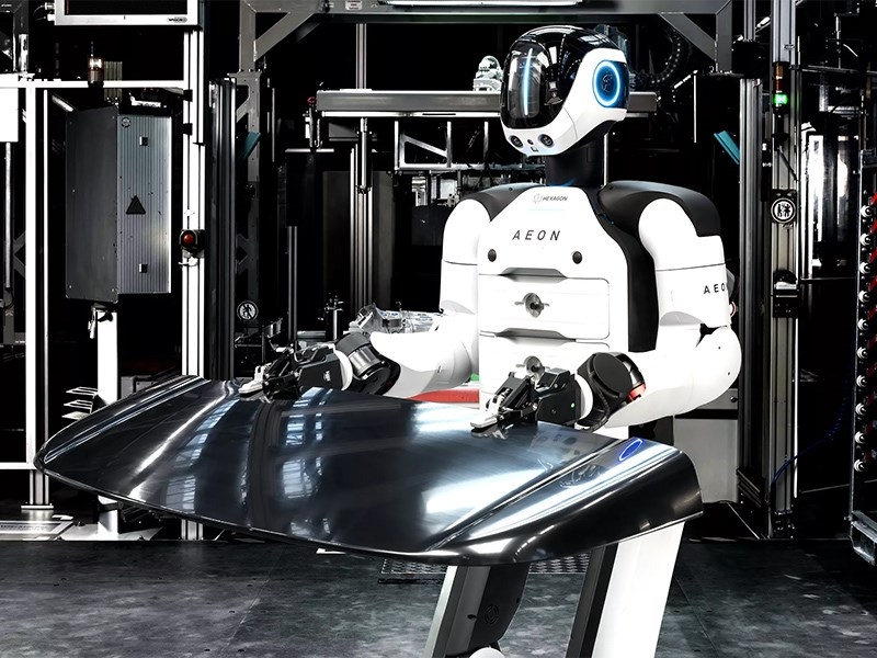 BMW &laquo;нанял&raquo; гуманоидных роботов для сборки батарей