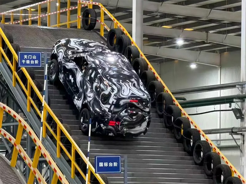 Chery не смог, но BYD сможет: Yangwang U8 тренируют для подъема на лестницу