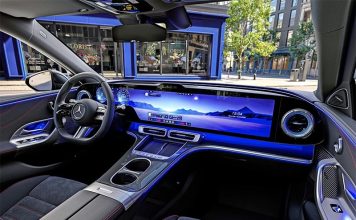 В Mercedes посчитали, что три экрана — это много, поэтому C-Class получит один огромный тачскрин