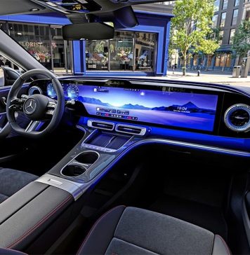 В Mercedes посчитали, что три экрана — это много, поэтому C-Class получит один огромный тачскрин