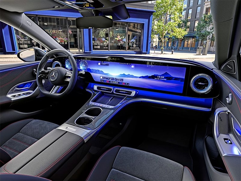 В Mercedes посчитали, что три экрана &mdash; это много, поэтому C-Class получит один огромный тачскрин