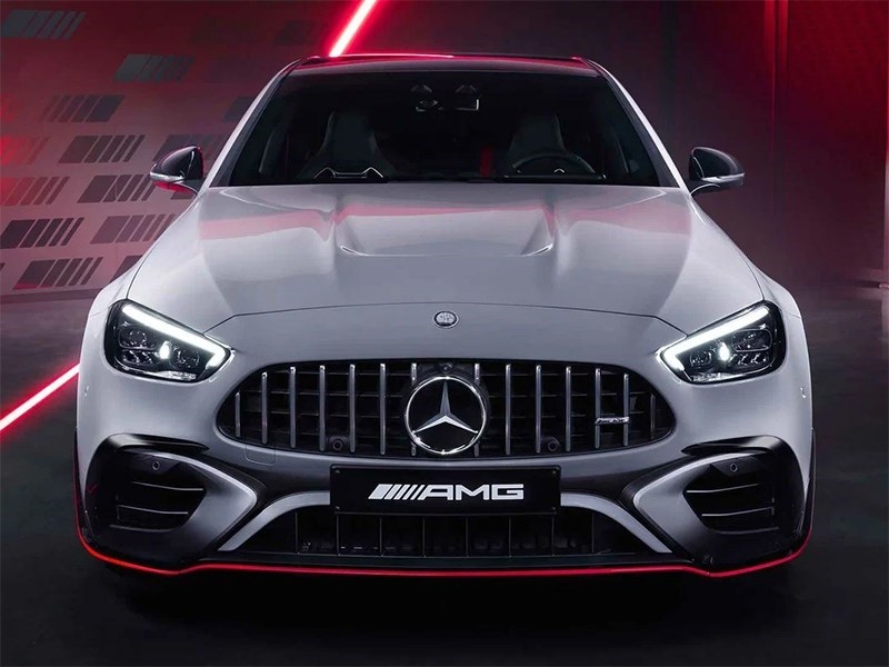 Mercedes-Benz распродает свои салоны в Берлине